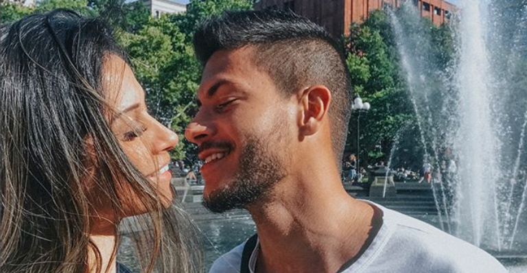 Grávida, Mayra Cardi posa na cama ao lado de Arthur Aguiar com vista luxuosa de Nova Iorque