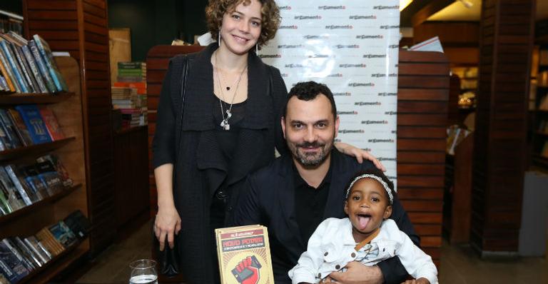 Filha de Leandra Leal e Alê Youssef rouba a cena em evento literário
