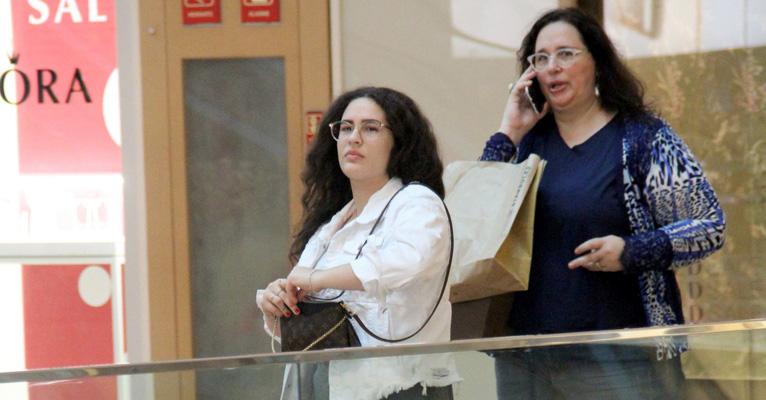 Lívian Aragão passeia com a mãe, Lilian, e semelhança entre as duas impressiona