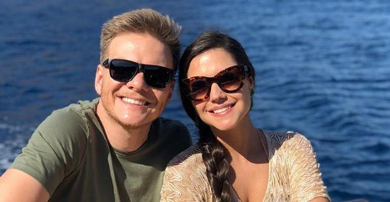 Thais Fersoza e Michel Teló posam em cenário paradisíaco