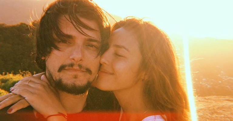 Bruno Gissoni posta clique lindo e ousado da esposa ao acordar