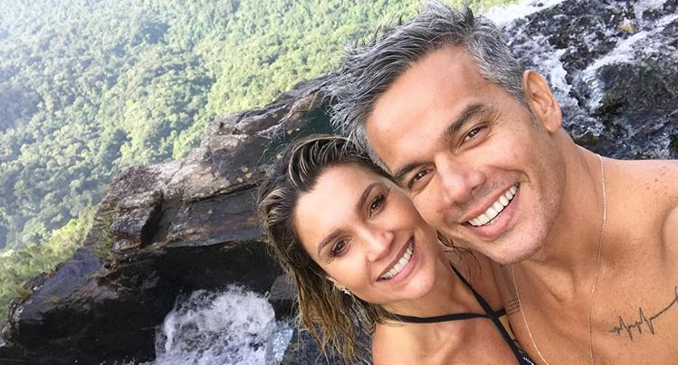 Otaviano Costa e Flávia Alessandra vão a festa junina combinando