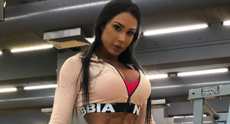 Gracyanne Barbosa rebate críticas após mostrar cintura minúscula e tanquinho poderoso