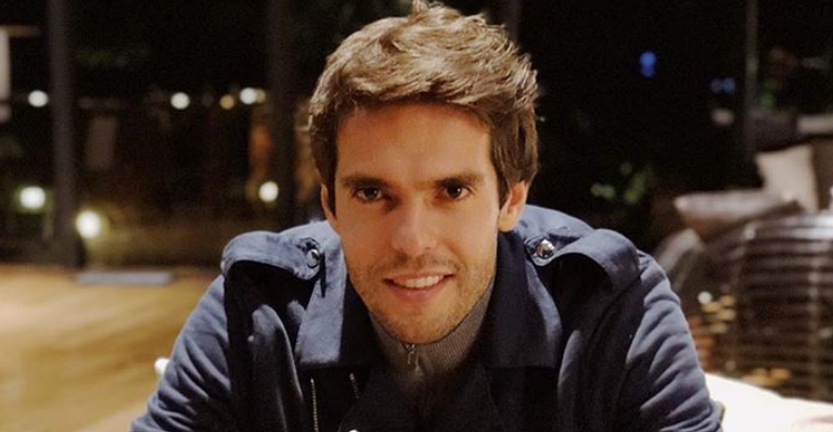 Em clima de romance, Kaká assiste show de Anitta agarradinho com a noiva