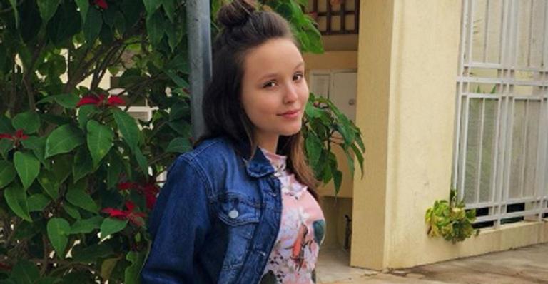 Larissa Manoela mostra foto de sua 1ª Copa do Mundo