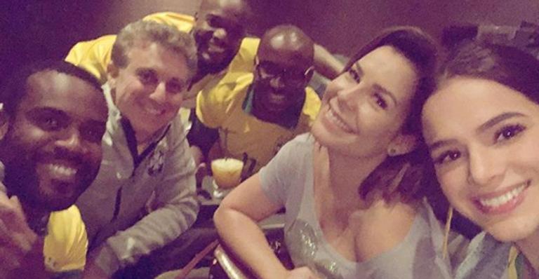 Bruna Marquezine acompanha o jogo ao lado de famosos