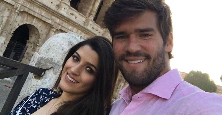Esposa de Alisson Becker entra na brincadeira e exalta beleza do goleiro da seleção