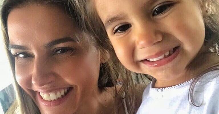 Maria Flor, filha de Deborah Secco, encanta seguidores ao cantar música-tema de filme da Disney