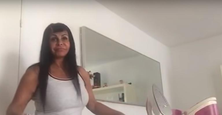 Gretchen aparece passando roupa e com bobes no cabelo em sua casa na França