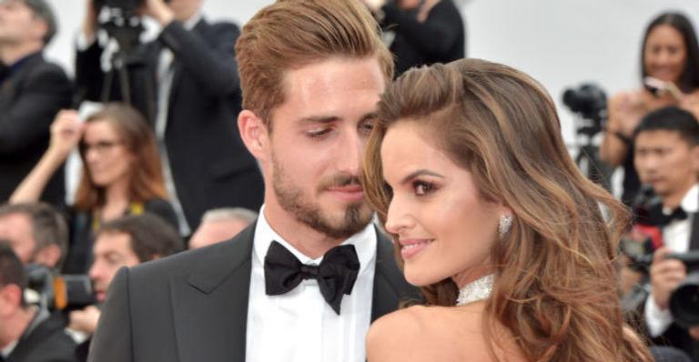 Izabel Goulart posa sensual em apoio ao Brasil e namorado comenta com ciúmes
