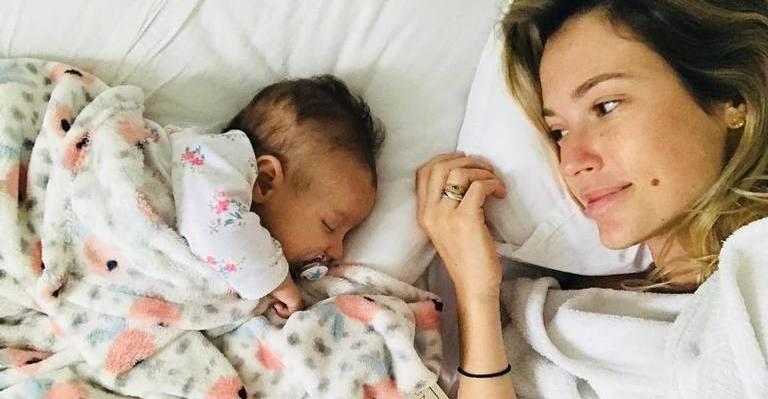 Juliana Didone encanta a web ao vestir a filha, Liz, com uniforme do Brasil