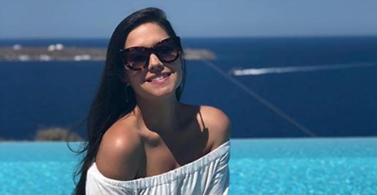 De férias na Grécia, Thais Fersoza sensualiza de biquíni