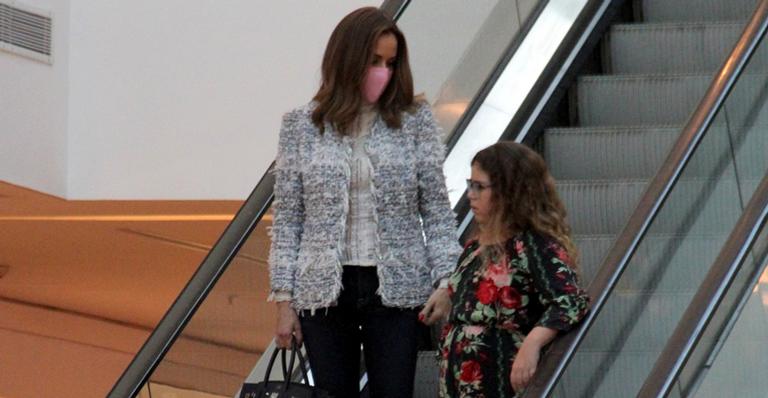 Em tratamento contra câncer, Ana Furtado surge de máscara em passeio