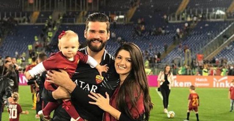 Filha do goleiro Alisson dá show de fofura usando uniforme personalizado