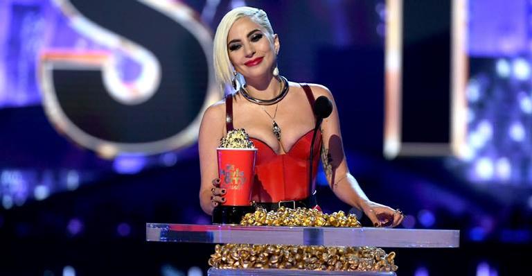 Lady Gaga aposta em look ousado durante premiação nos EUA
