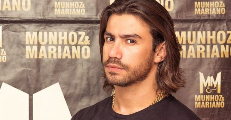 Mariano posa na cama com bailarina do Faustão e assume romance