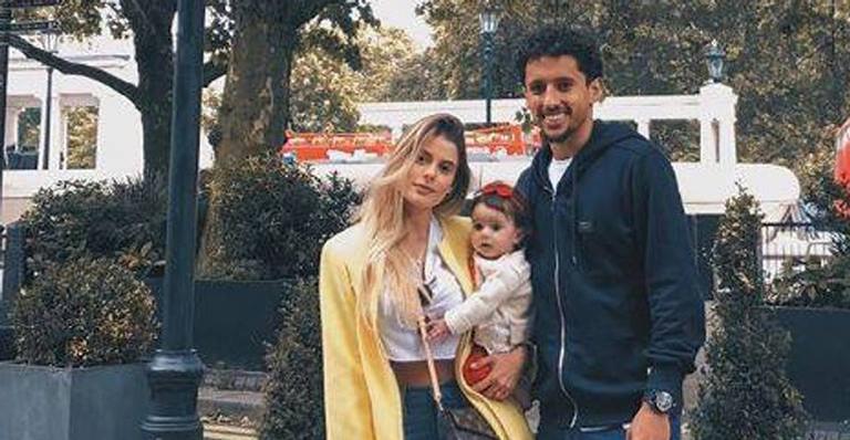Após estreia da Seleção, Marquinhos curte folga com esposa e filha na Rússia