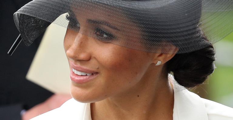 Meghan Markle chama a atenção em tradicional corrida de cavalos