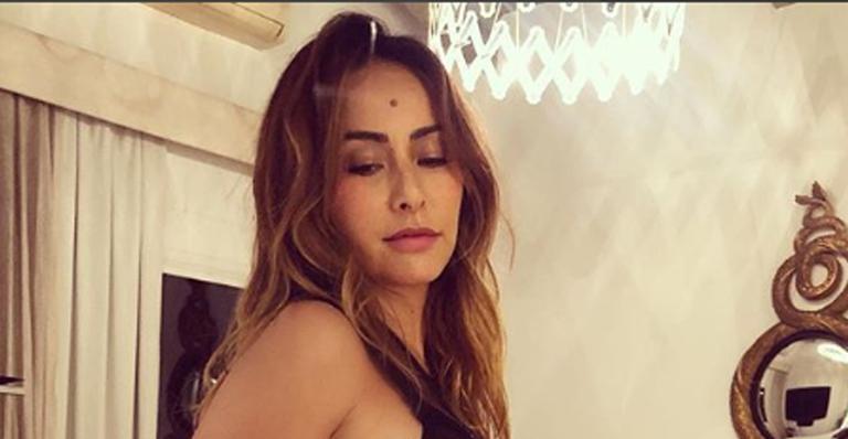 De lingerie, Sabrina Sato exibe barriguinha de grávida