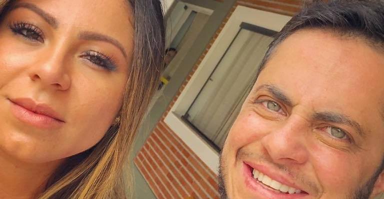 Thammy Miranda compartilha foto ousada com esposa na cama