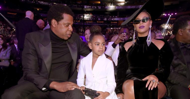 Blue Ivy fica com vergonha dos pais e tampa os olhos durante performance