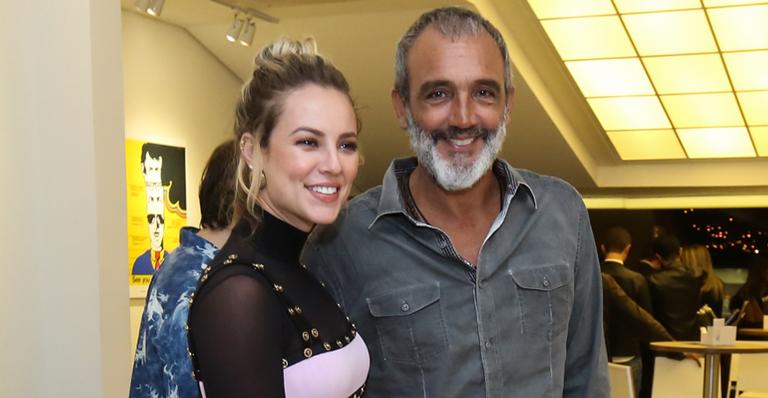 Com o namorado, Paolla Oliveira prestigia espetáculo de Ícaro Silva