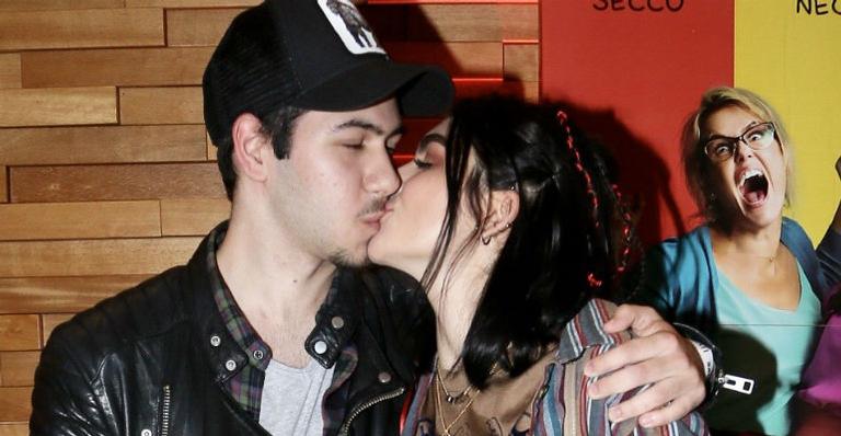 Filho gato de Alessandra Negrini e Murilo Benício troca beijos com a namorada em evento