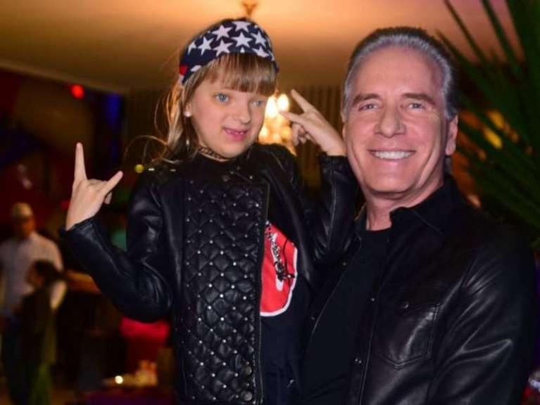Filha de Roberto Justus canta com o pai em inglês e toca bateria em apresentação