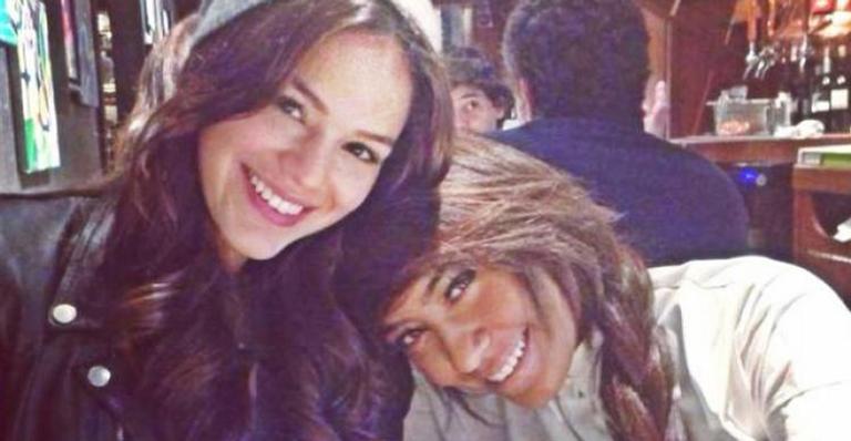 Bruna Marquezine e irmã de Neymar são fotografadas em voo para a Rússia