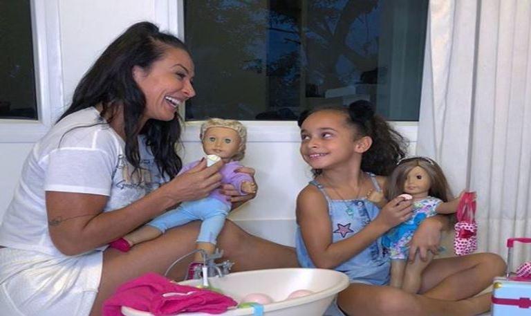 Filha de Scheila Carvalho alisa o cabelo e aparece bem diferente em seu aniversário de 8 anos