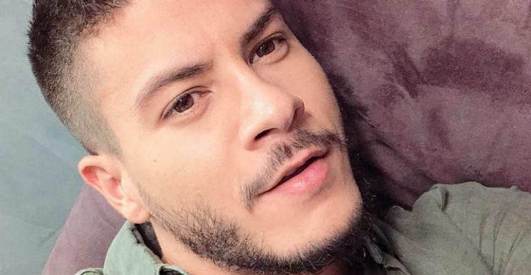 Arthur Aguiar exibe barrigão e brinca: ”Engravidei junto”