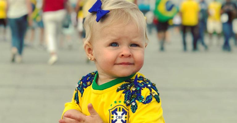 Filha do goleiro Alisson Becker encanta durante jogo do Brasil