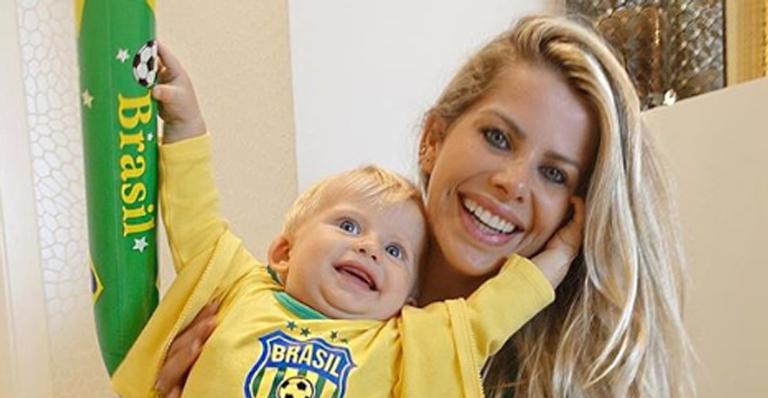 Fofura! Karina Bacchi mostra Enrico torcendo para o Brasil