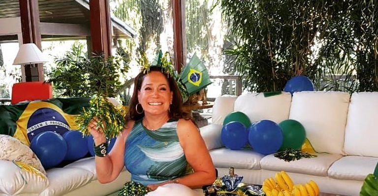 Susana Vieira exibe decoração de sua casa para assistir aos jogos do Brasil