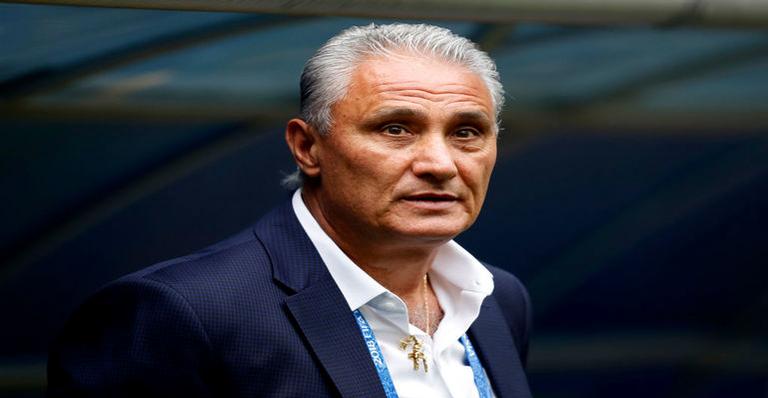Tombo de Tite em campo vira meme após vitória do Brasil