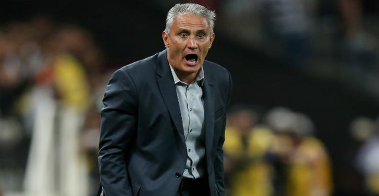 Tite revela fratura após cair em comemoração de gol: ”Não consigo andar direito”