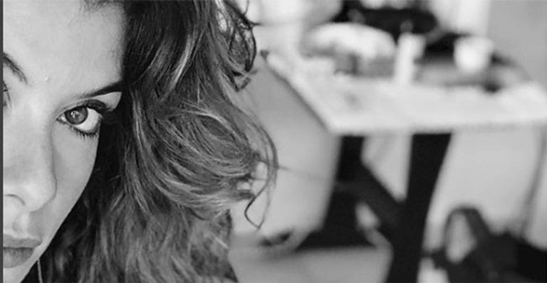 Alinne Moraes surge deslumbrante nos bastidores de seu novo trabalho na TV