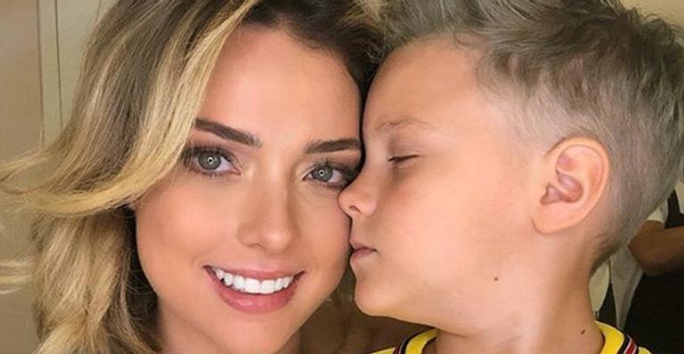 Davi Lucca, filho de Neymar Jr., se diverte na piscina com namorado de Carol Dantas
