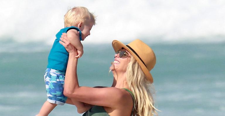 Karina Bacchi se diverte com Enrico em dia de praia