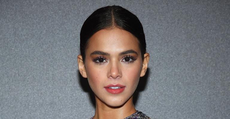 Na Rússia, Bruna Marquezine investe em look grifado avaliado em R$ 16 mil