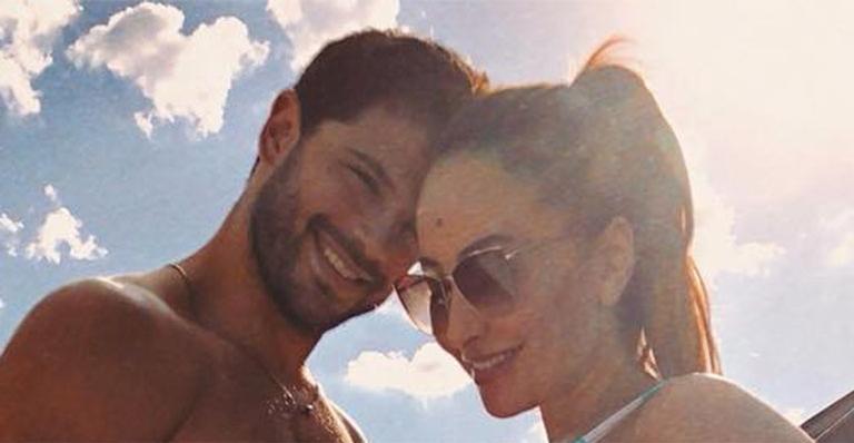 Sabrina Sato exibe barrigão em foto na piscina e fãs se surpreendem com o tamanho