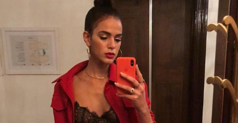 Bruna Marquezine aposta em look simples, mas maravilhoso, para torcer pelo Brasil