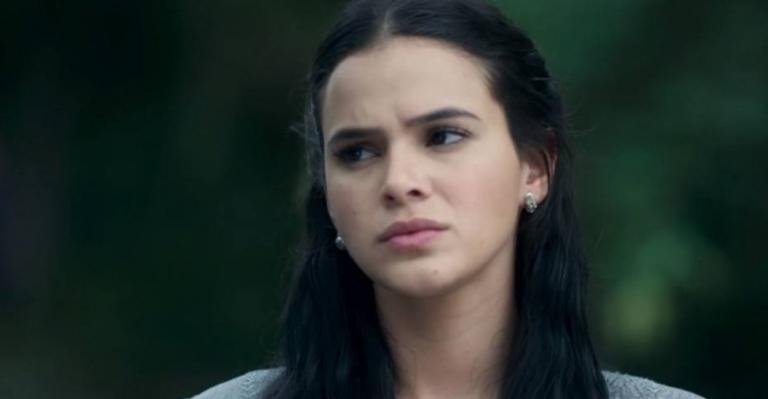 Bruna Marquezine aparece de cara fechada em foto com elenco de ‘Deus Salve o Rei’