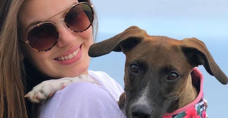 Camila Queiroz incentiva a adoção de animais: ”Faltava essa alegria e esse amor”
