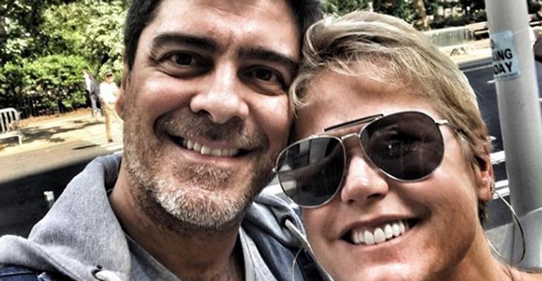 Apaixonados, Xuxa e Junno Andrade fazem tatuagens iguais