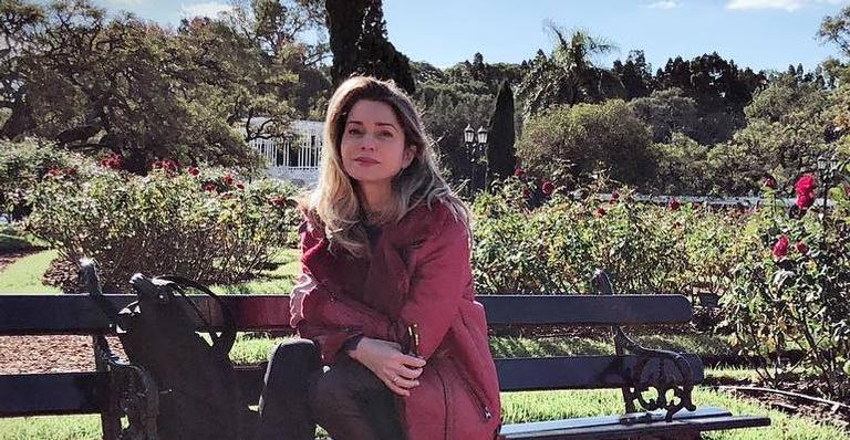 Leticia Spiller esbanja corpão ao praticar ioga com o filho em cima de um balcão