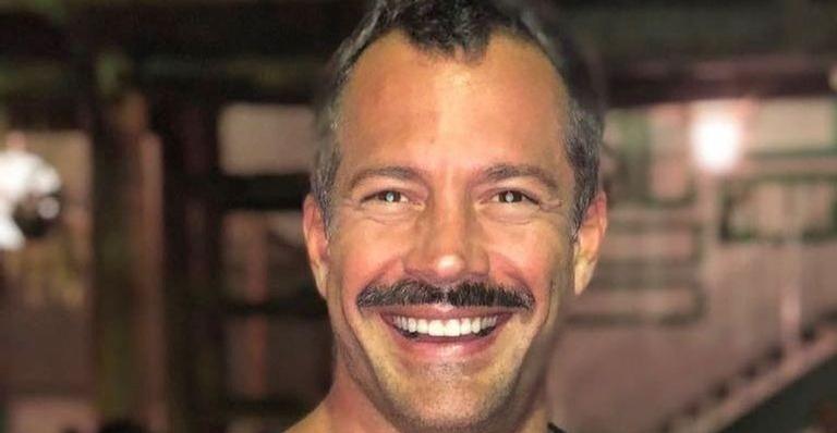 Aos 42 anos, Malvino Salvador exibe corpão em dia de praia com a família