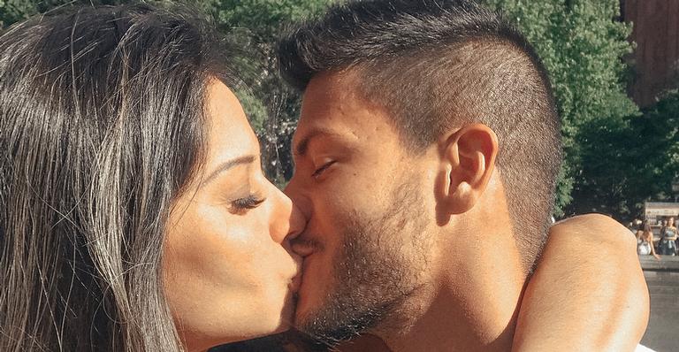 Mayra Cardi comemora um ano de casada com Arthur Aguiar e lança desafio