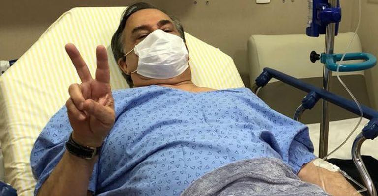 Ronnie Von tranquiliza fãs após ser internado com gripe H1N1