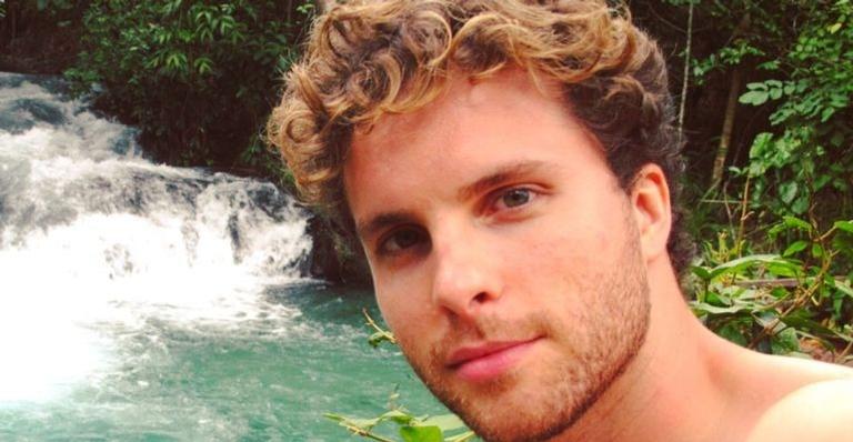 Viciado! Thiago Fragoso assiste a jogos da Copa do Mundo enquanto se exercita dentro de casa